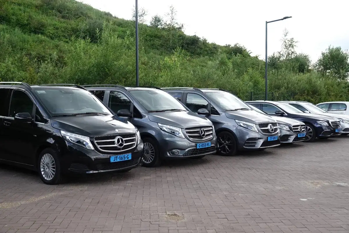 Mercedes V-Klasse taxibussen van Taxi Waspik